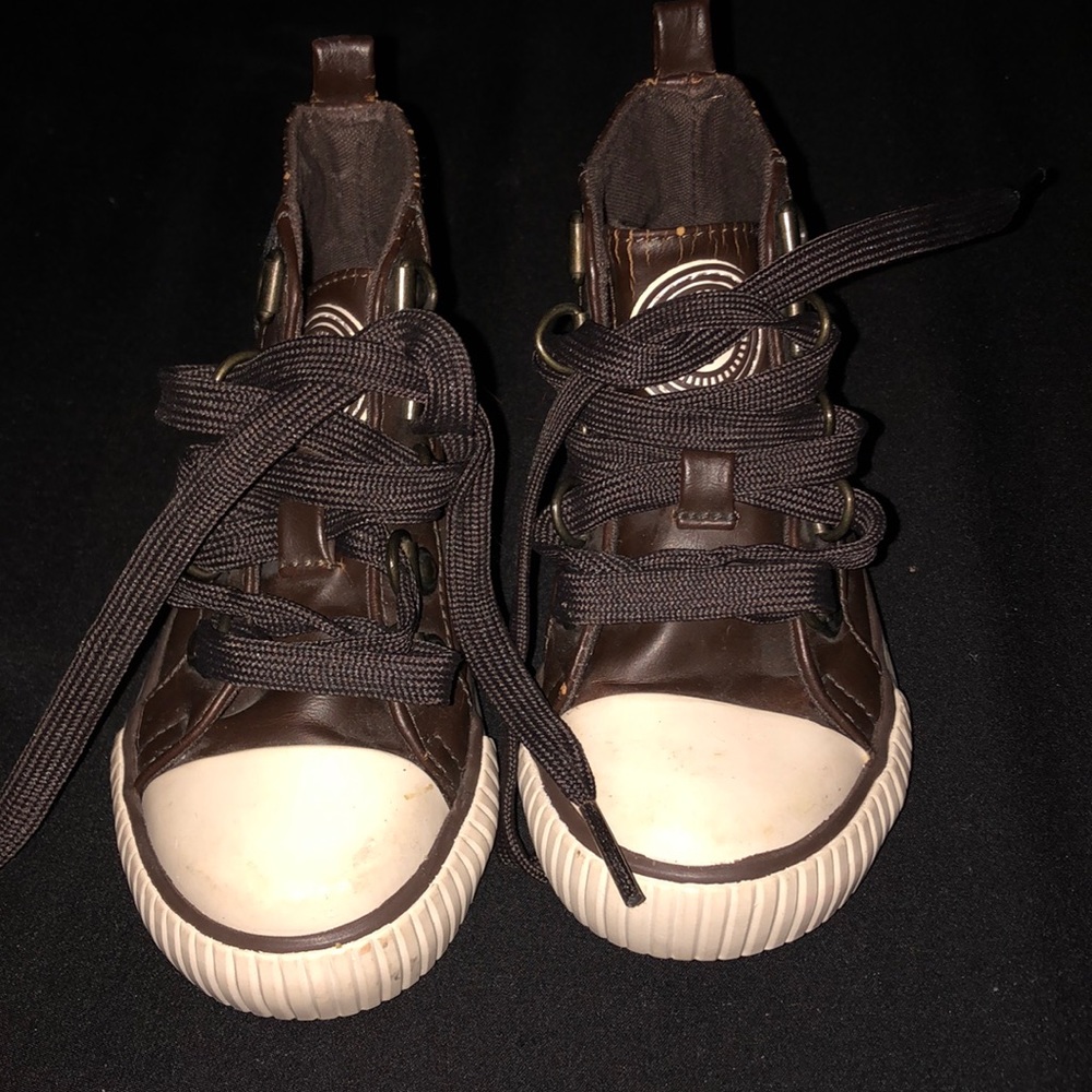 Place high top toddler shoes